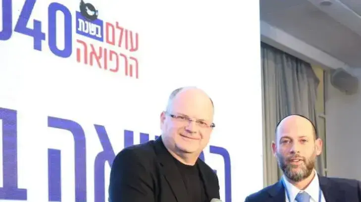 גיל שויד לצד הרב יוסי ערבליך יו''ר 'למענכם' גיל שויד לצד הרב יוסי ערבליך יו''ר 'למענכם'