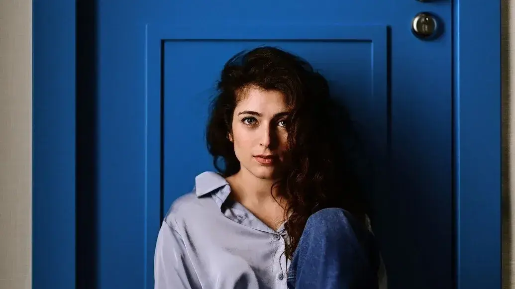 ״תוך כדי השבעה של אמא של בעלי, גילינו שאני בהריון״. רוני דלומי ״תוך כדי השבעה של אמא של בעלי, גילינו שאני בהריון״. רוני דלומי