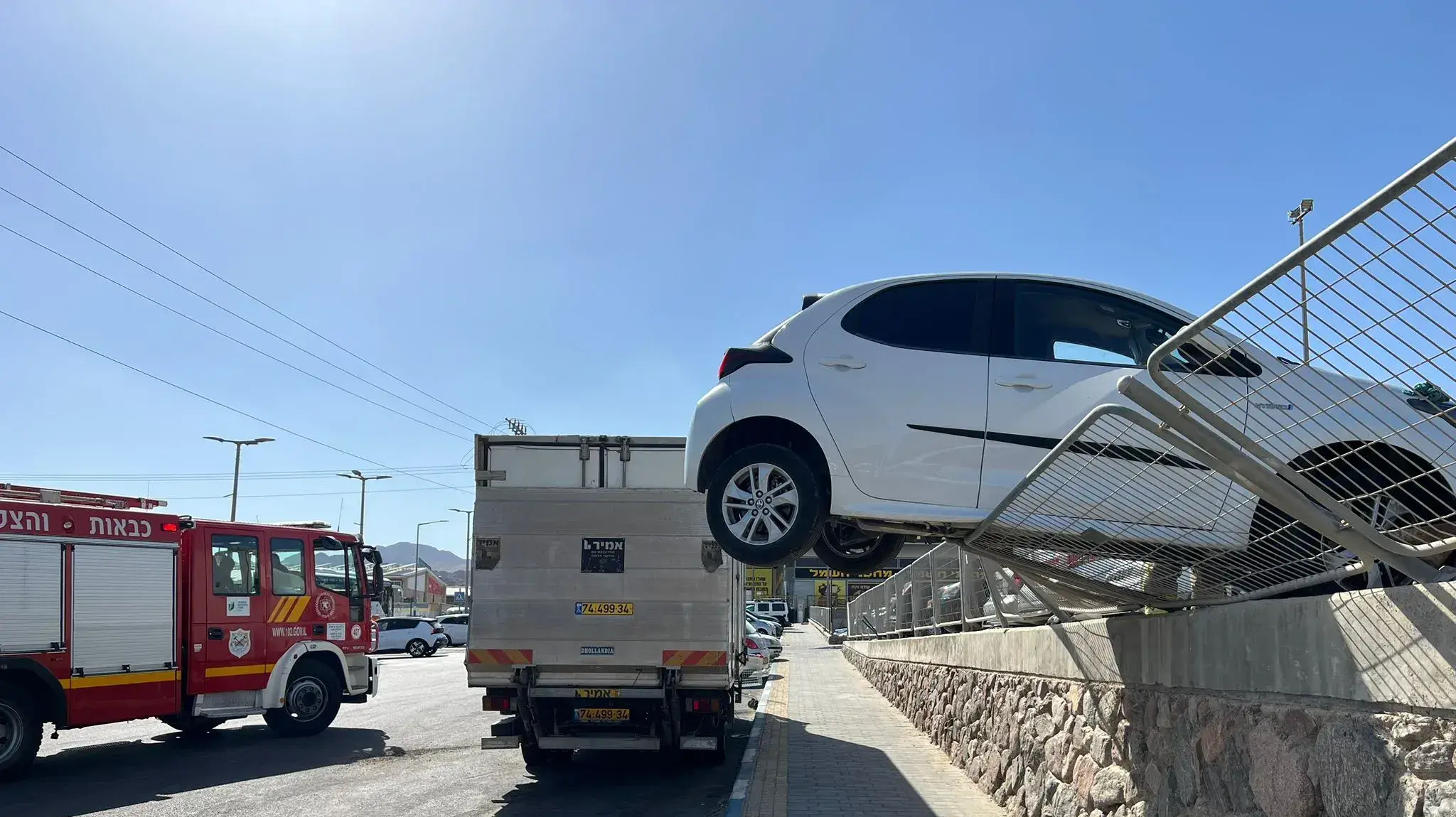 רכב נתקע על חומה בחניון באילת וחולץ בבטחה. 8 באוגוסט 2023 רכב נתקע על חומה בחניון באילת וחולץ בבטחה. 8 באוגוסט 2023