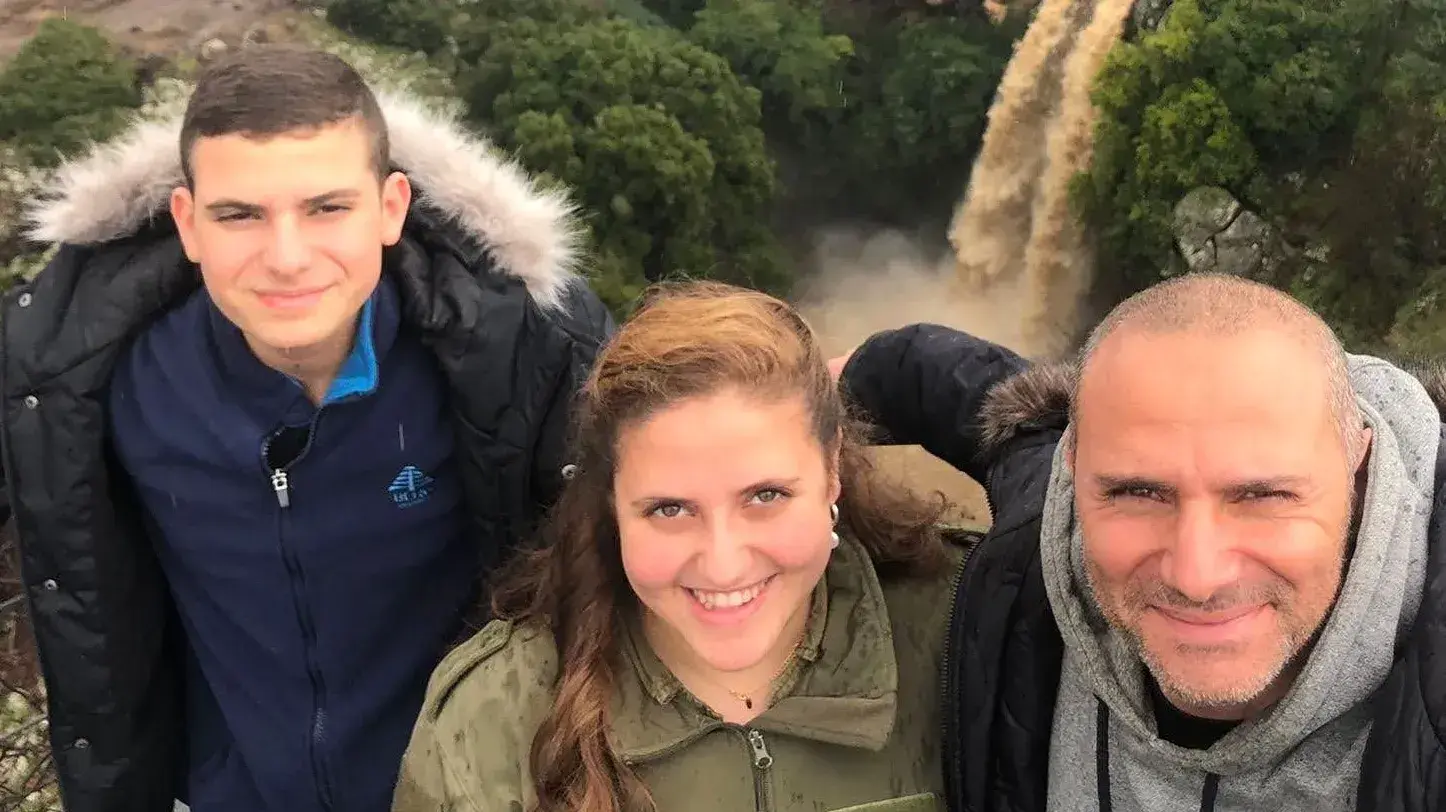גבי חכמי עם שני ילדיו שסובלים כמוהו ממיגרנה גבי חכמי עם שני ילדיו שסובלים כמוהו ממיגרנה