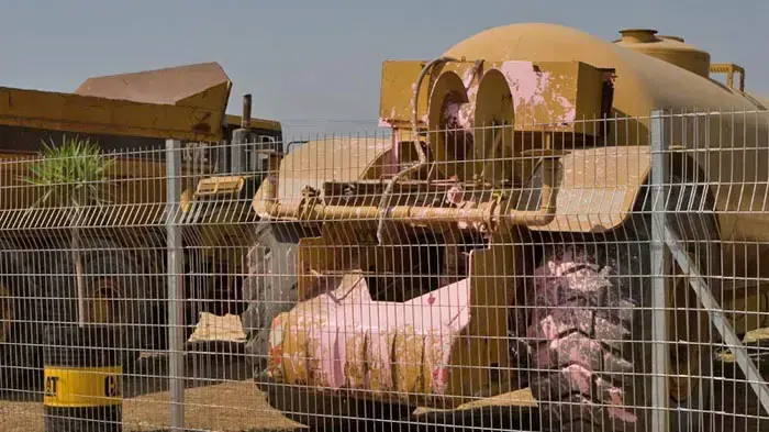 פעילי שמאל צובעים דחפורים בוורוד פעילי שמאל צובעים דחפורים בוורוד