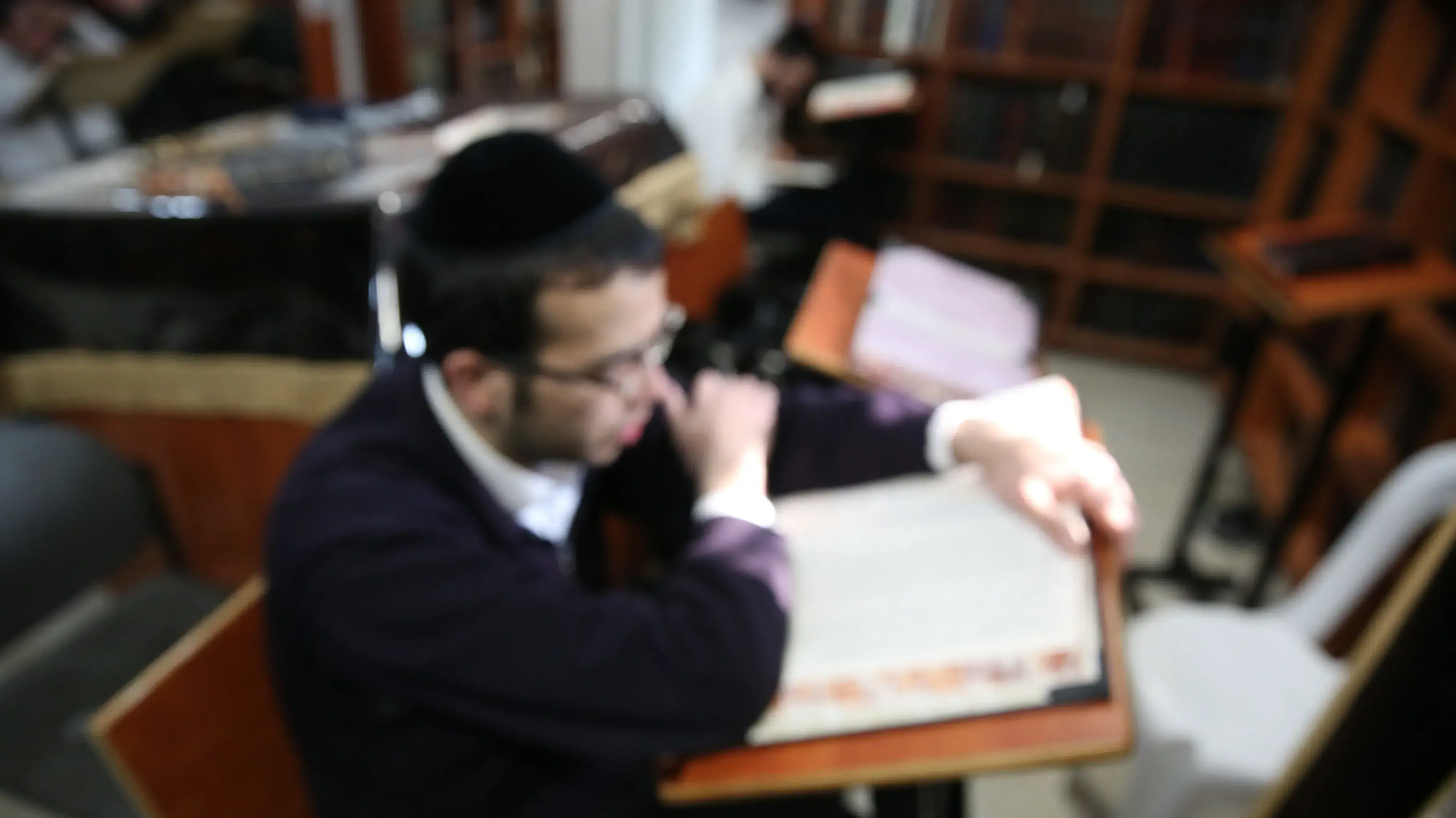 צעיר יהודי דתי לומד תורה צעיר יהודי דתי לומד תורה