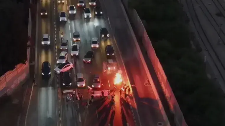 איילון נחסם לתנועה עם פתיחת השבת ה-33 להפגנות נגד הממשלה. 19 באוגוסט 2023 איילון נחסם לתנועה עם פתיחת השבת ה-33 להפגנות נגד הממשלה. 19 באוגוסט 2023
