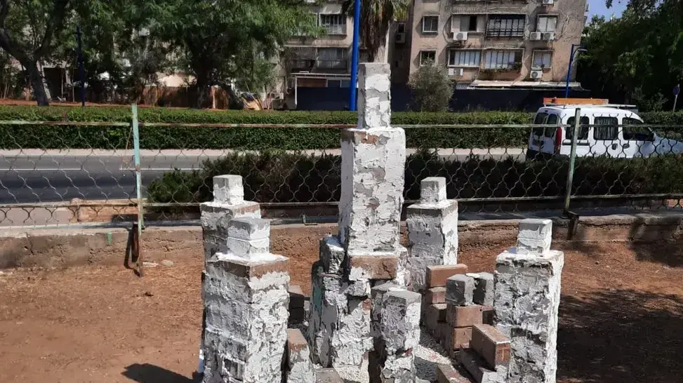 תושב יבנה שע"פ החשד איים ותקף את אשתו והכין לה קבר ומצבה בחצר הבניין. 20 באוגוסט 2023 תושב יבנה שע"פ החשד איים ותקף את אשתו והכין לה קבר ומצבה בחצר הבניין. 20 באוגוסט 2023