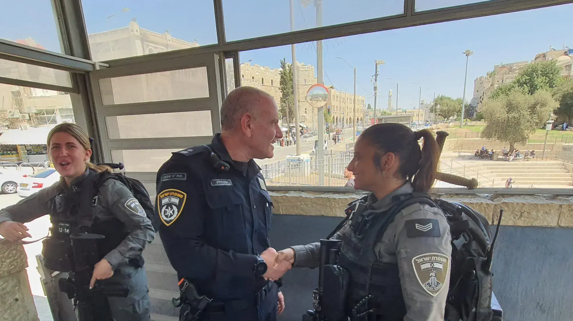 סנ"צ ערן דילון מפקד תחנת שפט במחוז ירושלים, עם שוטרת מג"ב, שער שכם 22 באוגוסט 2023 סנ"צ ערן דילון מפקד תחנת שפט במחוז ירושלים, עם שוטרת מג"ב, שער שכם 22 באוגוסט 2023