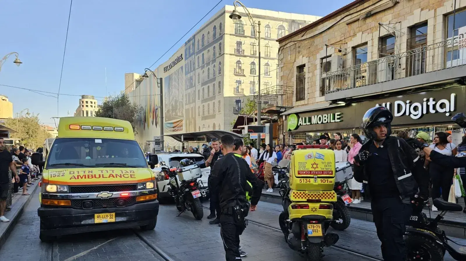 תאונת דרכים בין הולכת רגל וניידת משטרה, רחוב יפו, ירושלים. 24 באוגוסט 2023 תאונת דרכים בין הולכת רגל וניידת משטרה, רחוב יפו, ירושלים. 24 באוגוסט 2023