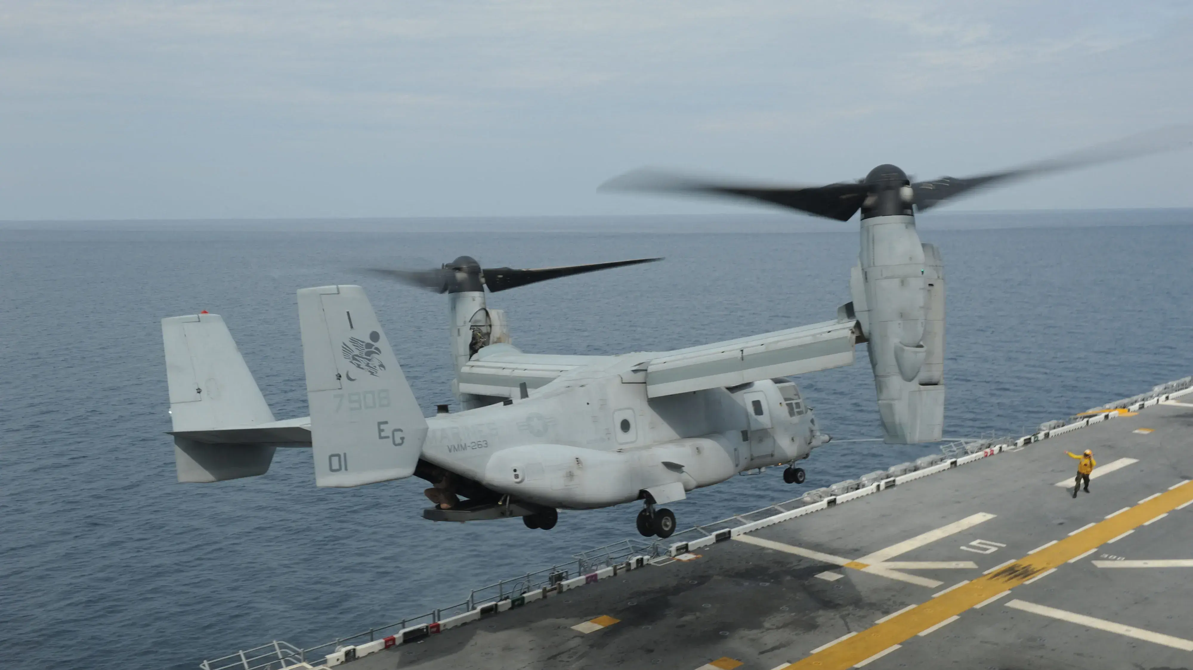 מסוק V-22 אוספריי ממריא מספינת קרב אמריקנית באוקיינוס האטלנטי, 28 באוקטובר 2013 מסוק V-22 אוספריי ממריא מספינת קרב אמריקנית באוקיינוס האטלנטי, 28 באוקטובר 2013