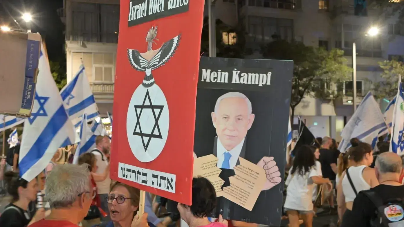 שלט נגד נתניהו בו הוא מוצג כהיטלר בהפגנה 31 באוגוסט 2023 שלט נגד נתניהו בו הוא מוצג כהיטלר בהפגנה 31 באוגוסט 2023