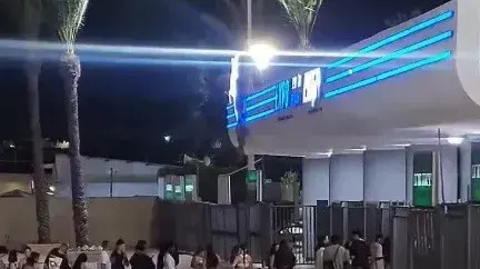 קהל של REMA מחוץ לאקספו קהל של REMA מחוץ לאקספו