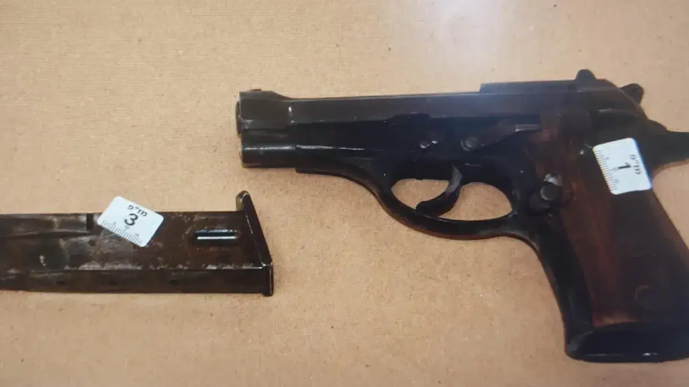 המשטרה הצליחה לקשור תושב הכפר בענה לאקדח שהוסתר באמצעות דנ"א. 5 בספטמבר 2023 המשטרה הצליחה לקשור תושב הכפר בענה לאקדח שהוסתר באמצעות דנ"א. 5 בספטמבר 2023