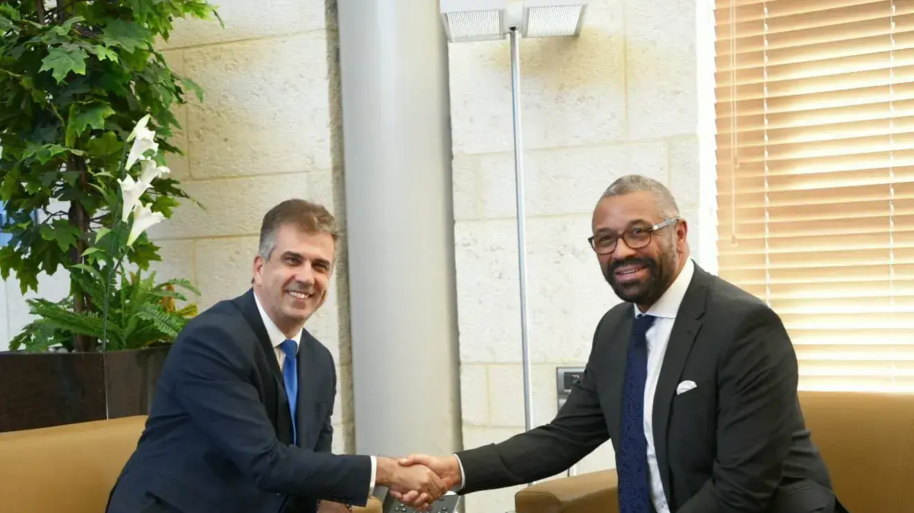 שר החוץ של בריטניה ג'יימס קלברלי עם שר החוץ הישראלי אלי כהן, 11 בספטמבר 2023 שר החוץ של בריטניה ג'יימס קלברלי עם שר החוץ הישראלי אלי כהן, 11 בספטמבר 2023