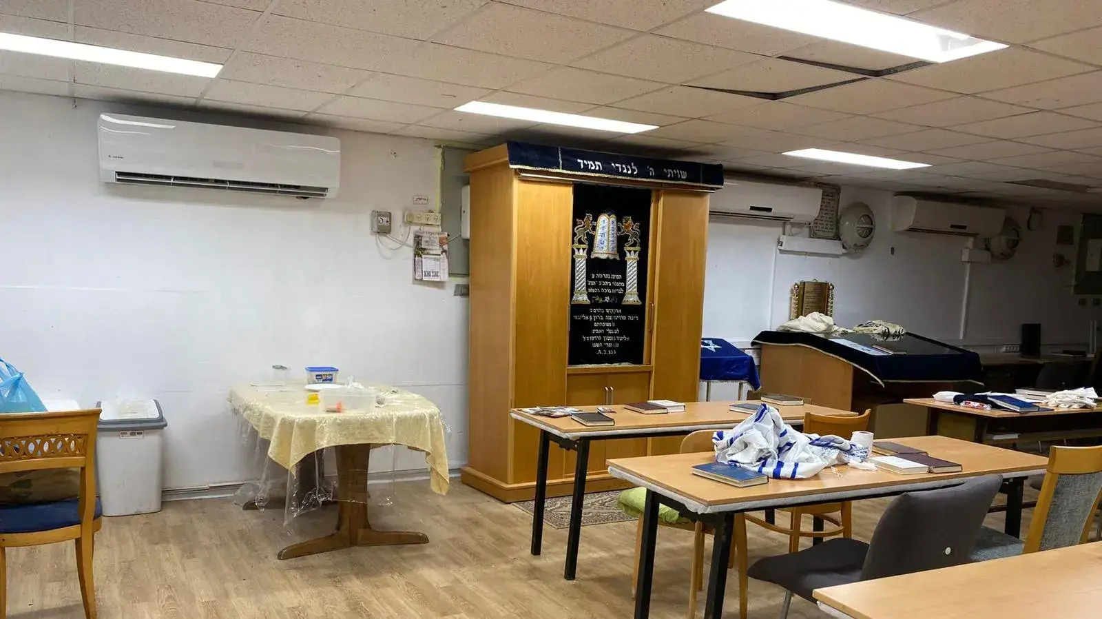 עיריית הרצליה הסבה שטחים מבתי ספר עבור הקמת בתי כנסת, וחזרה בה בעקבות לחץ ציבורי. בתמונה: "כיתה" בחטיבת ביניים הנגיד בהרצליה עיריית הרצליה הסבה שטחים מבתי ספר עבור הקמת בתי כנסת, וחזרה בה בעקבות לחץ ציבורי. בתמונה: "כיתה" בחטיבת ביניים הנגיד בהרצליה