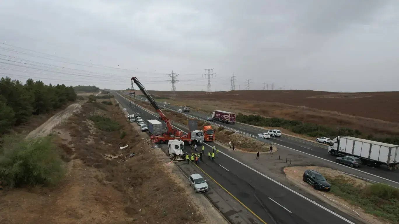 תאונת דרכים בין 3 משאיות בכביש 6 סמוך למחלף קריית גת, 13 בספטמבר 2023 תאונת דרכים בין 3 משאיות בכביש 6 סמוך למחלף קריית גת, 13 בספטמבר 2023