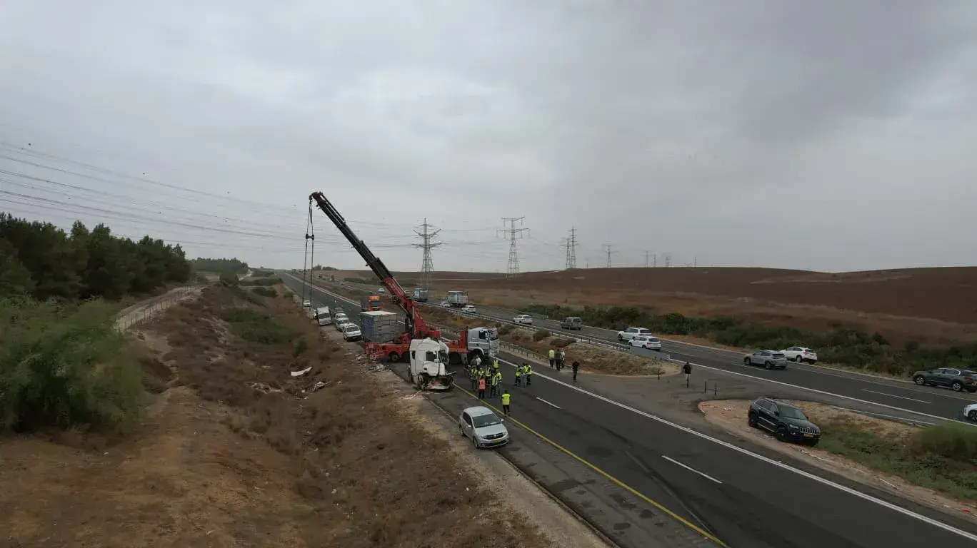 תאונת דרכים בין 3 משאיות בכביש 6 סמוך למחלף קריית גת, 13 בספטמבר 2023 תאונת דרכים בין 3 משאיות בכביש 6 סמוך למחלף קריית גת, 13 בספטמבר 2023