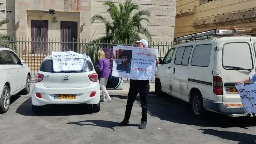 פעיל חברתי מהחברה החרדית הפגין נגד רב ישיבה החשוד בביצוע עבירות מין בתלמידיו והותקף באלימות על ידי קרוב משפחתו של הרב פעיל חברתי מהחברה החרדית הפגין נגד רב ישיבה החשוד בביצוע עבירות מין בתלמידיו והותקף באלימות על ידי קרוב משפחתו של הרב