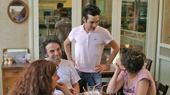 צעירי משפחת גפן בבית קפה צעירי משפחת גפן בבית קפה
