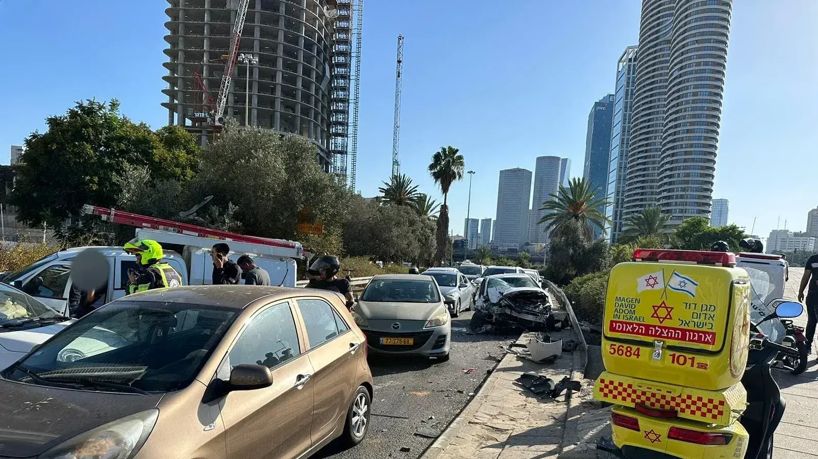 תאונת דרכים ברמת גן: 4 רכבים התנגשו - נהג נפצע קשה. 15 בספטמבר 2023 תאונת דרכים ברמת גן: 4 רכבים התנגשו - נהג נפצע קשה. 15 בספטמבר 2023