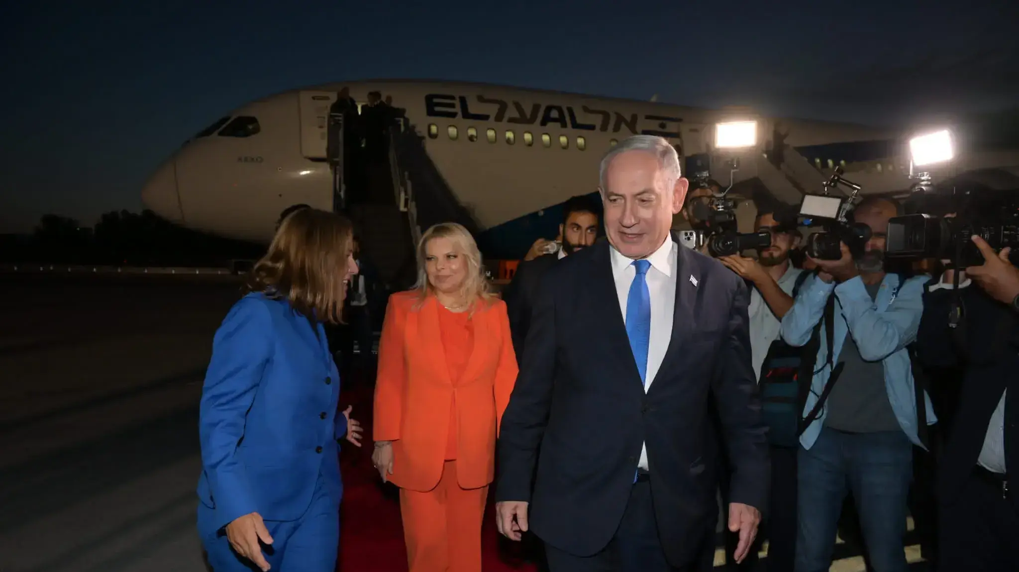 ראש הממשלה בנימין נתניהו ורעייתו שרה התקבלו בשדה התעופה בסן חוזה שבארה״ב, על ידי סגנית מושל קליפורניה אלני קונאלאקיס וראש עיריית סן חוזה מאט מהאן, 18 בספטמבר 2023
ראש הממשלה בנימין נתניהו ורעייתו שרה התקבלו בשדה התעופה בסן חוזה שבארה״ב, על ידי סגנית מושל קליפורניה אלני קונאלאקיס וראש עיריית סן חוזה מאט מהאן, 18 בספטמבר 2023