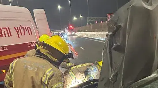 תאונת דרכים בין משאית לשלושה רכבים בכביש 431 ליד נס ציונה. תאונת דרכים בין משאית לשלושה רכבים בכביש 431 ליד נס ציונה.