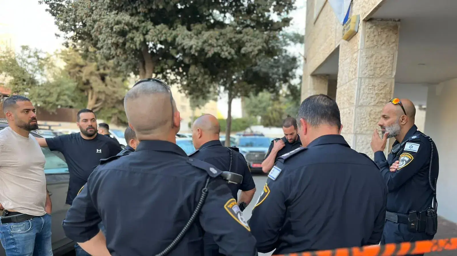 גבר נדקר למוות בפסגת זאב, שני חשודים נעצרו (30.09.2023) גבר נדקר למוות בפסגת זאב, שני חשודים נעצרו (30.09.2023)