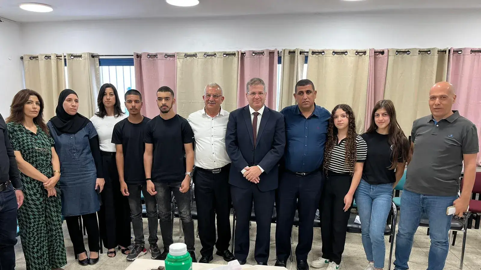 השר קיש ביקר בבית ספרם של שניים מקורבנות הטבח בבסמת טבעון. 1 בספטמבר 2023 השר קיש ביקר בבית ספרם של שניים מקורבנות הטבח בבסמת טבעון. 1 בספטמבר 2023