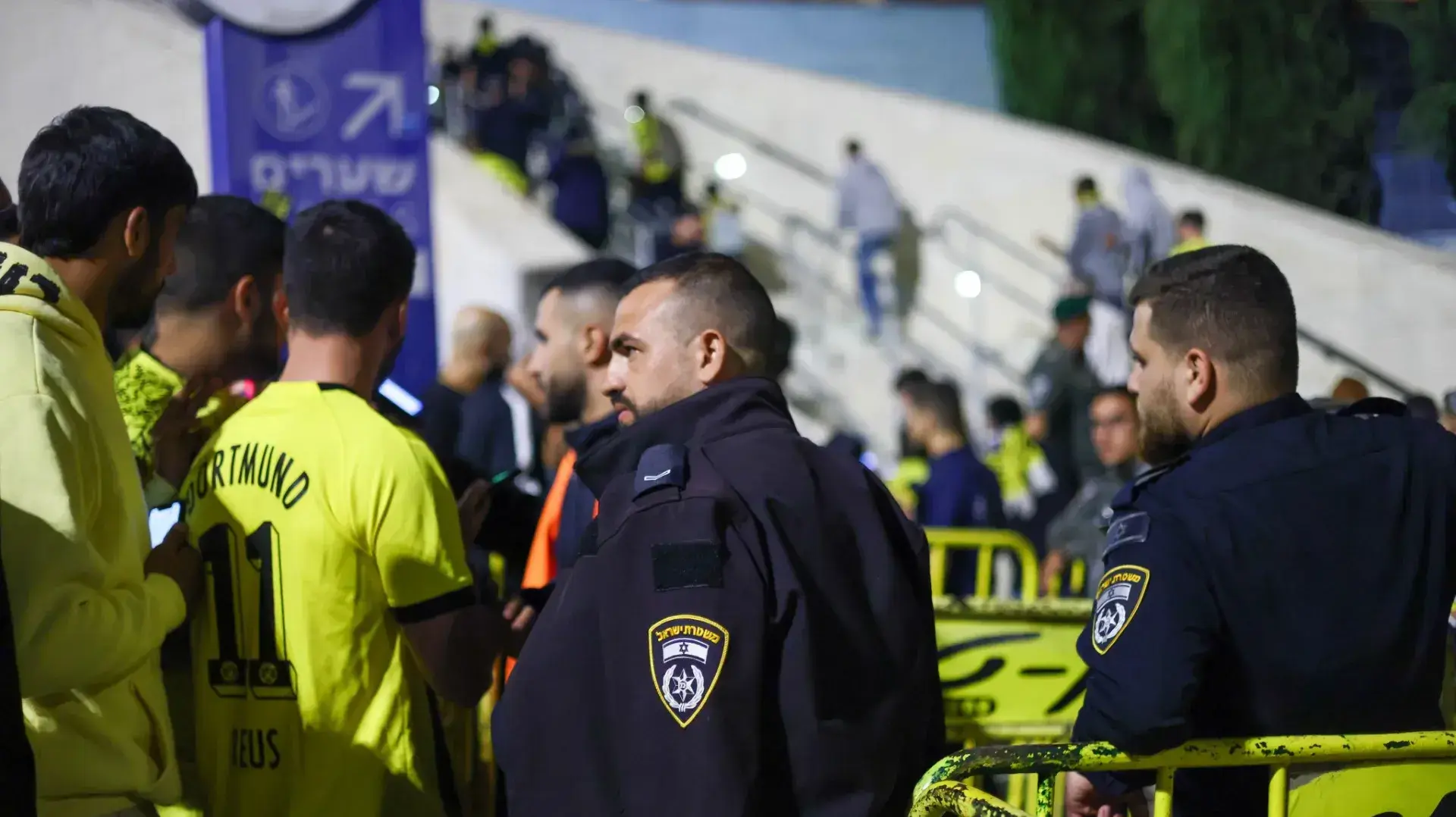 משטרה ואוהדי בית"ר ירושלים מחוץ לאצטדיון טדי משטרה ואוהדי בית"ר ירושלים מחוץ לאצטדיון טדי