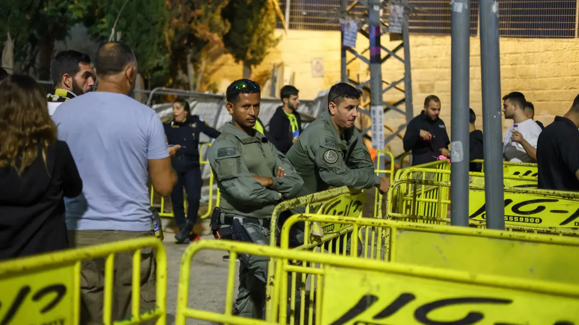 משטרה מחוץ לאצטדיון טדי משטרה מחוץ לאצטדיון טדי