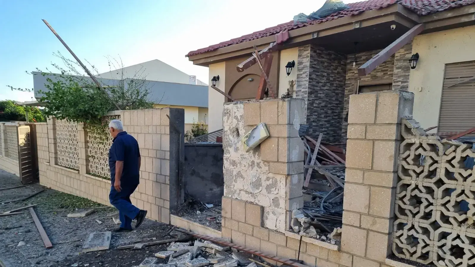 פגיעה ישירה של רקטה בבית, אשקלון. 7 באוקטובר 2023 פגיעה ישירה של רקטה בבית, אשקלון. 7 באוקטובר 2023