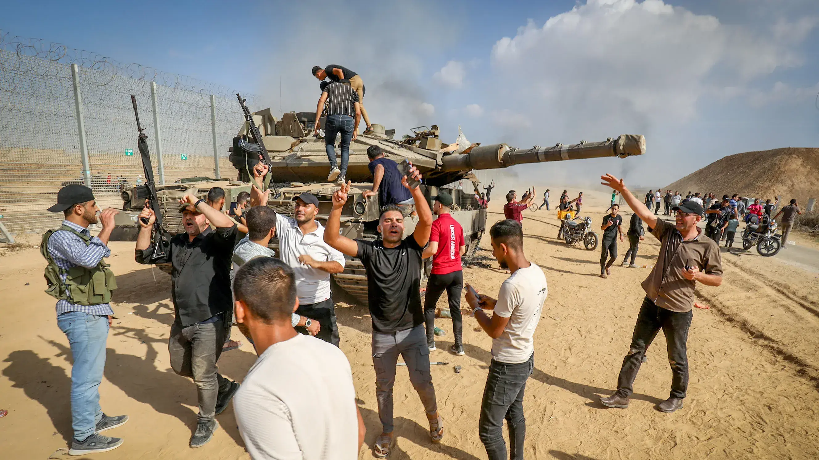 מחבלים עזתים מעל טנק צהלי חוצים מרצועת עזה אל ישראל 07 באוקטובר 2023 מחבלים עזתים מעל טנק צהלי חוצים מרצועת עזה אל ישראל 07 באוקטובר 2023