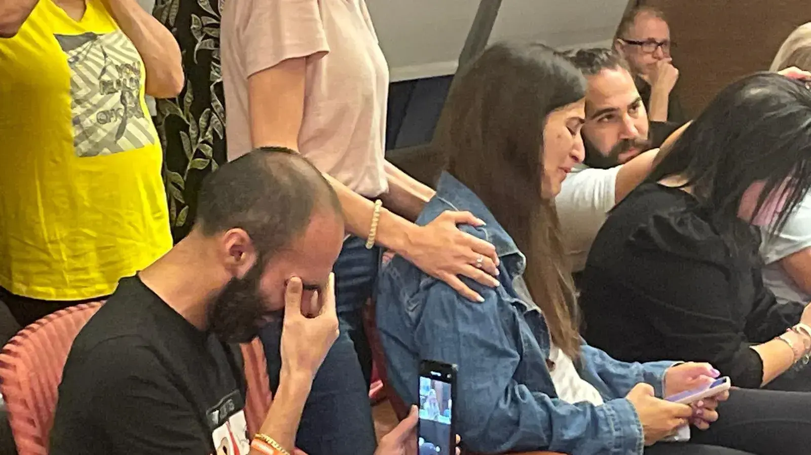 מסיבת עיתונאים של נציגי משפחות הנעדרים והשבויים. כפר המכבייה, רמת גן. 8 באוקטובר 2023 מסיבת עיתונאים של נציגי משפחות הנעדרים והשבויים. כפר המכבייה, רמת גן. 8 באוקטובר 2023