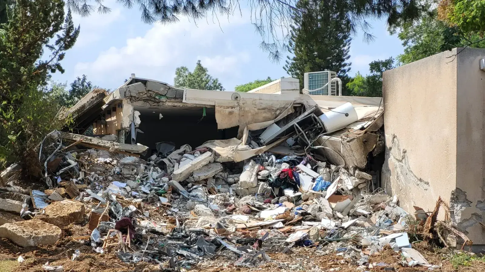 חיים שלמים שנהרסו. כפר עזה לאחר התקפת המחבלים חיים שלמים שנהרסו. כפר עזה לאחר התקפת המחבלים