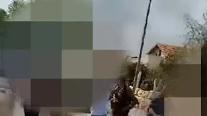 חמאס מצעיד חטופים לפני הוצאתם להורג בקיבוץ בארי, 7 באוקטובר 2023 חמאס מצעיד חטופים לפני הוצאתם להורג בקיבוץ בארי, 7 באוקטובר 2023