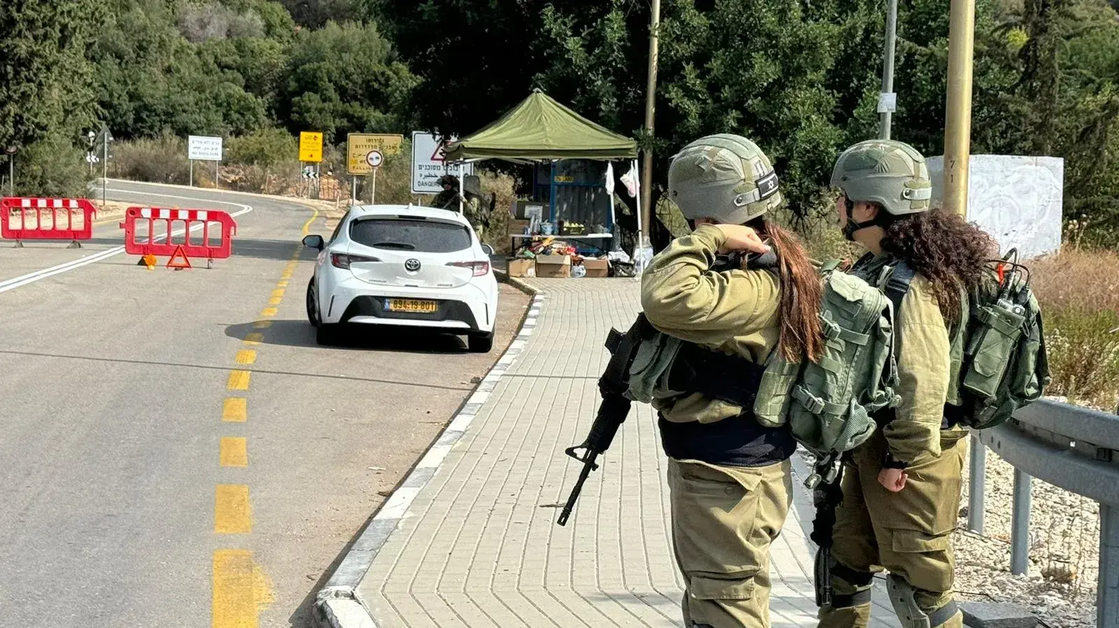 חיילות צה"ל מחוץ לקיבוץ אילון חיילות צה"ל מחוץ לקיבוץ אילון