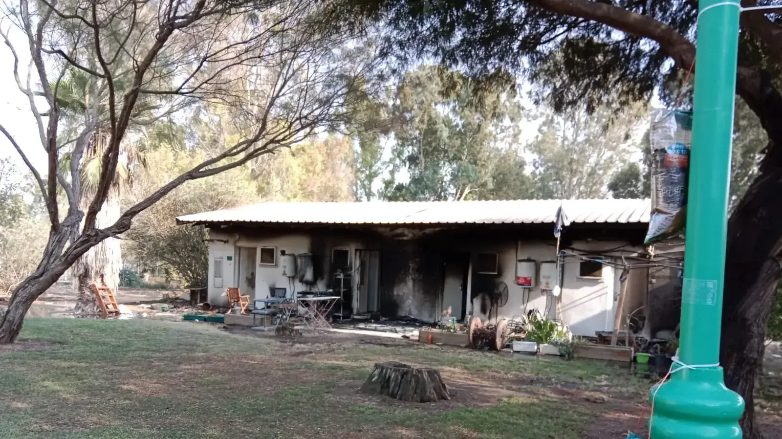 אחד הבתים שנשרפו והושחתו, קיבוץ ניר עוז אחד הבתים שנשרפו והושחתו, קיבוץ ניר עוז