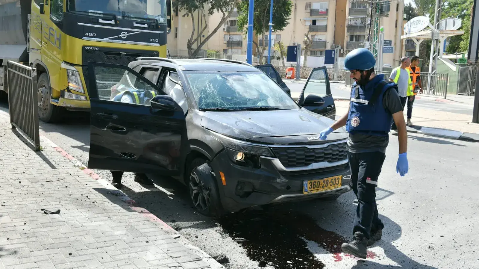 חיילים ולוחמים, זירת נפילת רקטה, תחנת מד"א שדרות, 12 באוקטובר 2023 חיילים ולוחמים, זירת נפילת רקטה, תחנת מד"א שדרות, 12 באוקטובר 2023