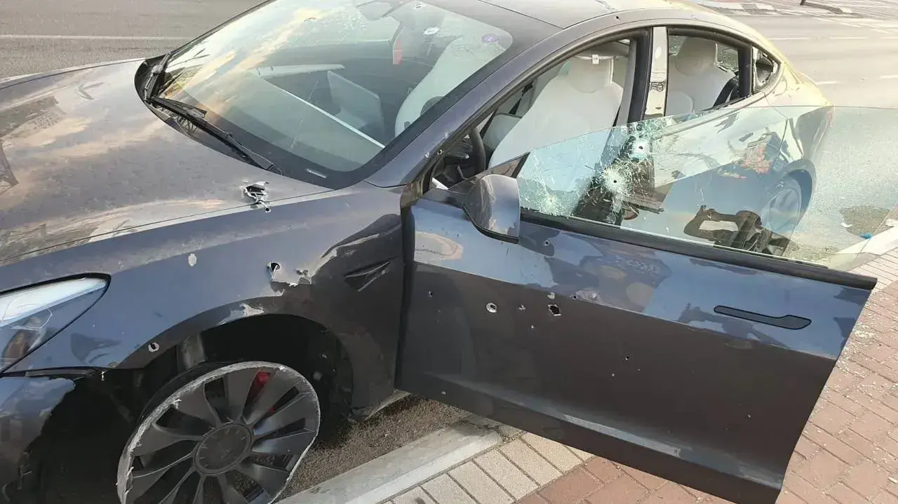 טסלה מודל 3 פרפורמנס מנוקבת כדורים שנפגעה ממחבלי חמאס והמשיכה לנסוע טסלה מודל 3 פרפורמנס מנוקבת כדורים שנפגעה ממחבלי חמאס והמשיכה לנסוע