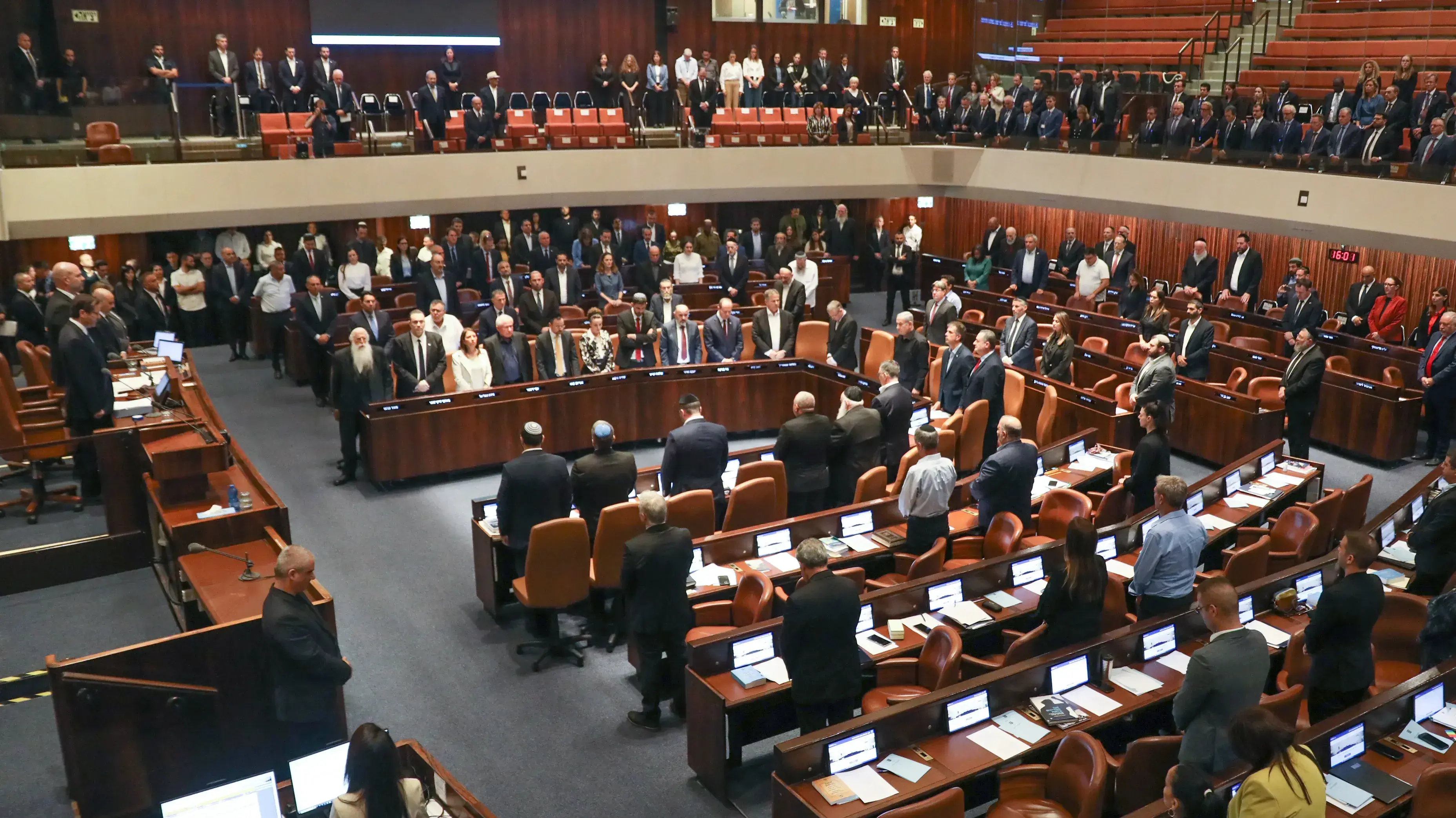 חברי פרלמנט ישראלים עומדים לדקת דומייה לזכר הישראלים שנרצחו באירוע הטרור הרצחני בדרום הארץ . 16 באוקטובר 2023. חברי פרלמנט ישראלים עומדים לדקת דומייה לזכר הישראלים שנרצחו באירוע הטרור הרצחני בדרום הארץ . 16 באוקטובר 2023.