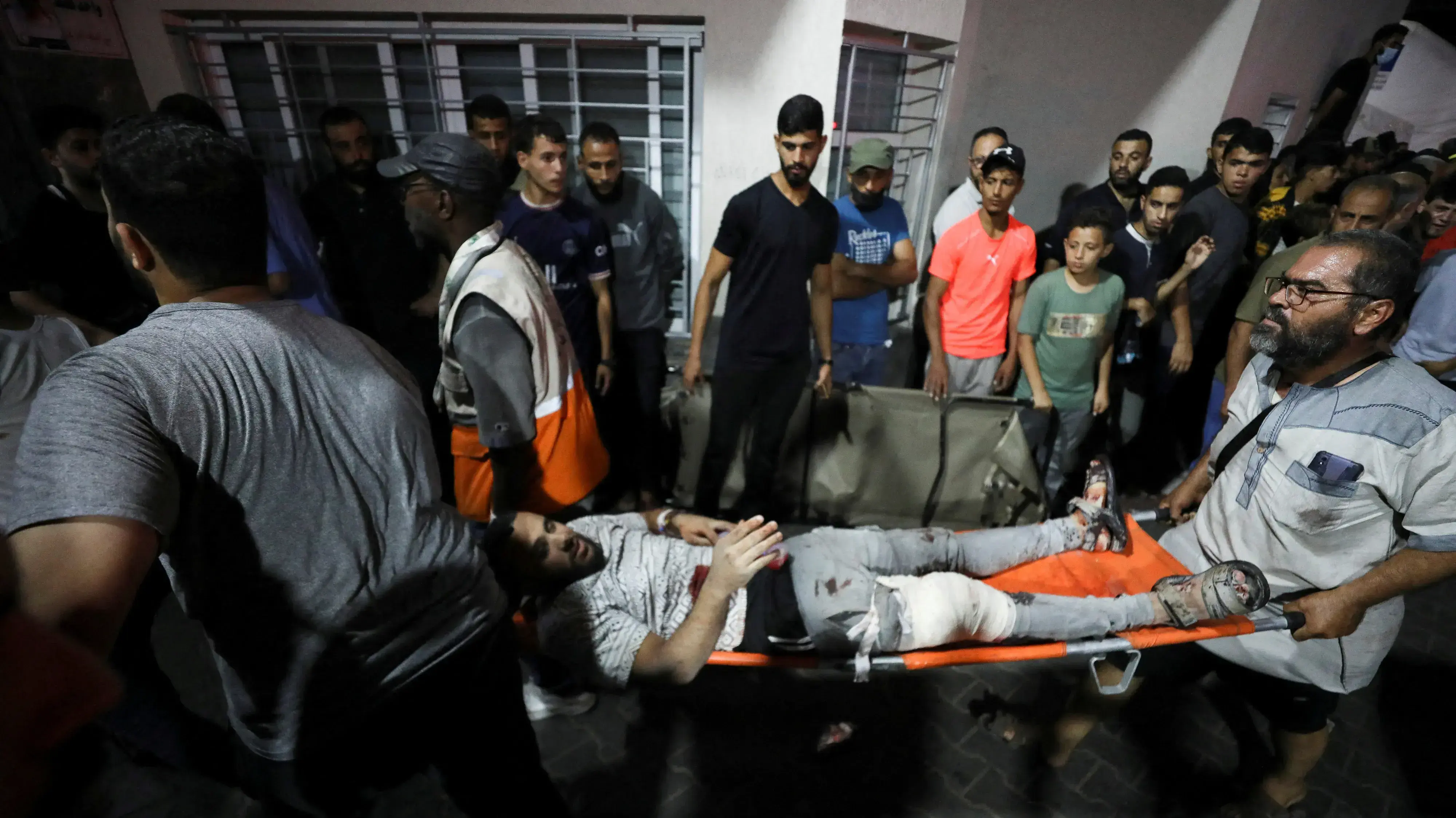 פינוי פצועים לאחר פגיעת רקטה בבית חולים בעזה פינוי פצועים לאחר פגיעת רקטה בבית חולים בעזה
