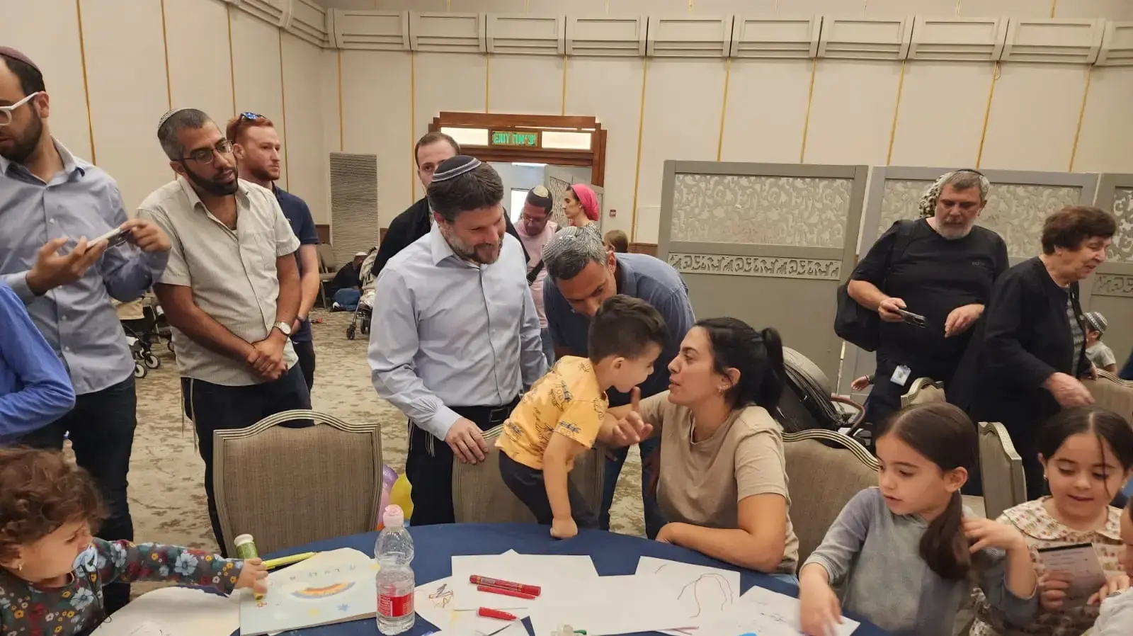ראש עיריית שדרות אלון דויד נפגש עם שר האוצר, בצלאל סמוטריץ', באחד מבתי המלון אליהם התפנו תושבי שדרות 18 באוקטובר 2023