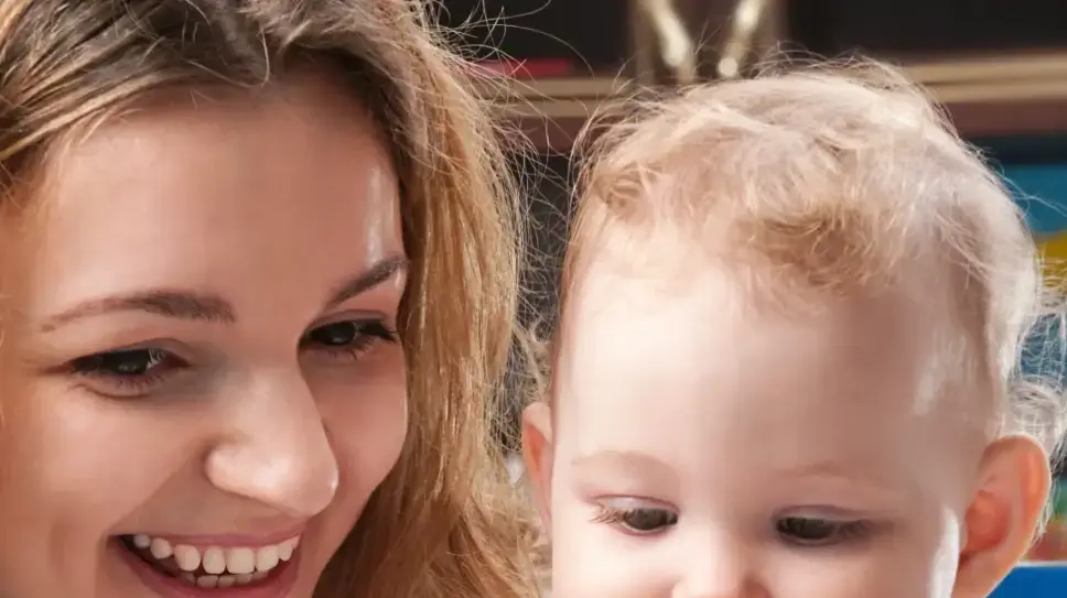 אמא מקריאה לתינוק אמא מקריאה לתינוק