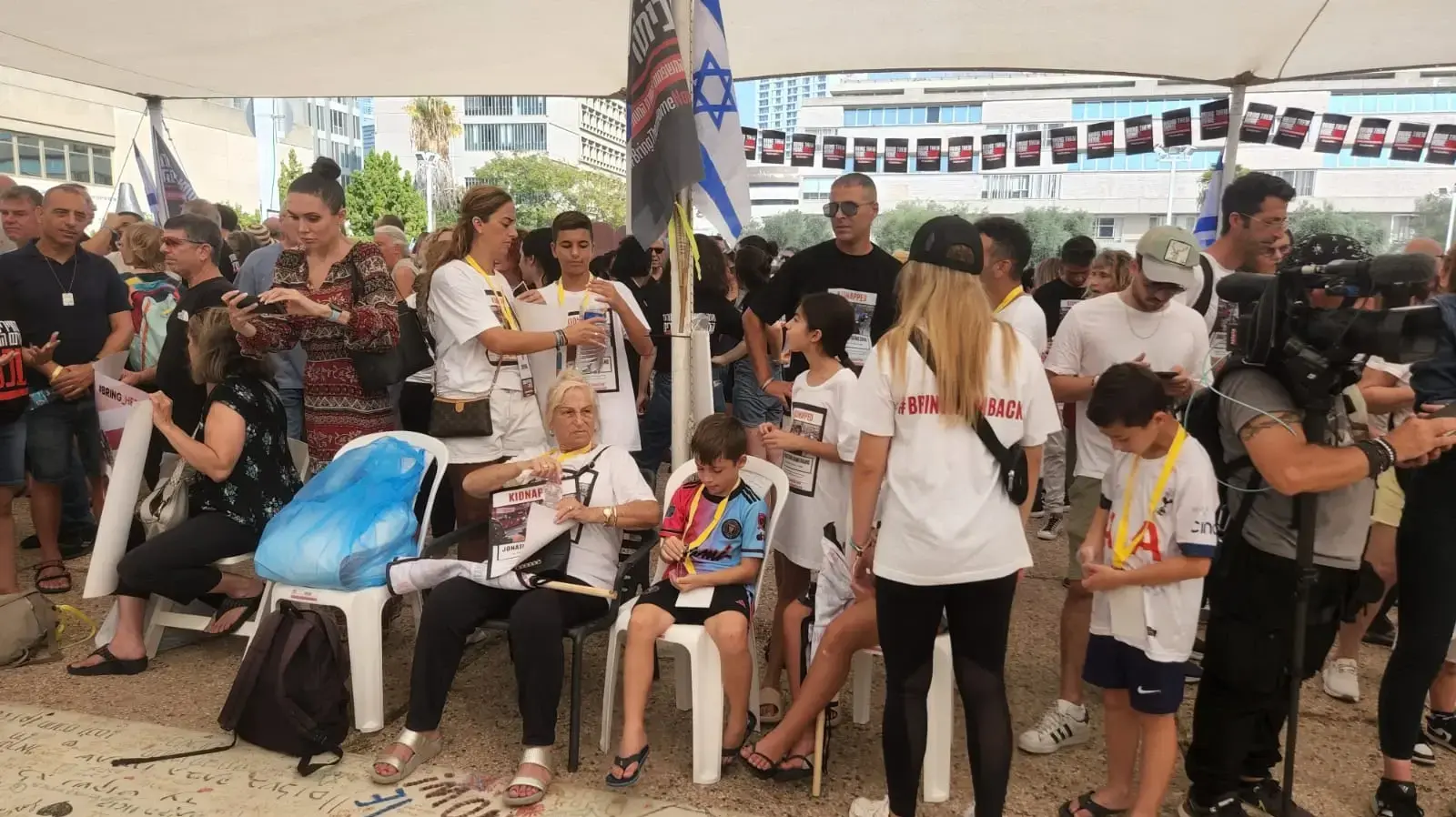 משפחות החטופים זועקות: היום זה אנחנו, מחר זה יכול להיות כל אחד אחר משפחות החטופים זועקות: היום זה אנחנו, מחר זה יכול להיות כל אחד אחר