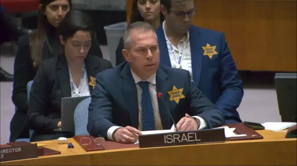 שגריר ישראל באו"ם גלעד ארדן עונד טלאי צהוב בדיון מועצת הביטחון. 31 באוקטובר 2023 שגריר ישראל באו"ם גלעד ארדן עונד טלאי צהוב בדיון מועצת הביטחון. 31 באוקטובר 2023