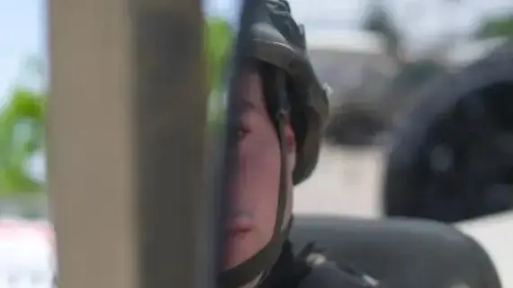 "פורטרט עצמי עם ווסט בהאמר" - צילום של סמ"ר לביא ליפשיץ שנפל בקרב ברצועת עזה "פורטרט עצמי עם ווסט בהאמר" - צילום של סמ"ר לביא ליפשיץ שנפל בקרב ברצועת עזה