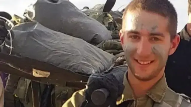 רב"ט ליאור סימינוביץ, מהרצליה, לוחם בגדוד צבר, חטיבת גבעתי, נפל בקרב בצפון רצועת עזה, בן 19 בנופלו. רב"ט ליאור סימינוביץ, מהרצליה, לוחם בגדוד צבר, חטיבת גבעתי, נפל בקרב בצפון רצועת עזה, בן 19 בנופלו.