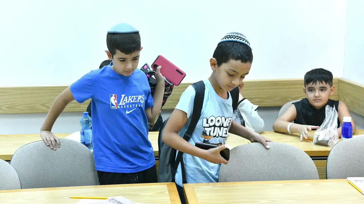 תלמידים מקריית שמונה בבית ספר שנפתח עבורם באוניברסיטת תל אביב, 8 בנובמבר 2023 תלמידים מקריית שמונה בבית ספר שנפתח עבורם באוניברסיטת תל אביב, 8 בנובמבר 2023