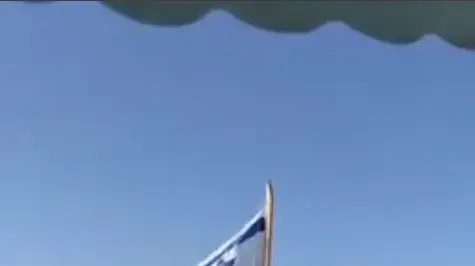 חיילים מניפים את דגל ישראל על חוף ברצועת עזה חיילים מניפים את דגל ישראל על חוף ברצועת עזה