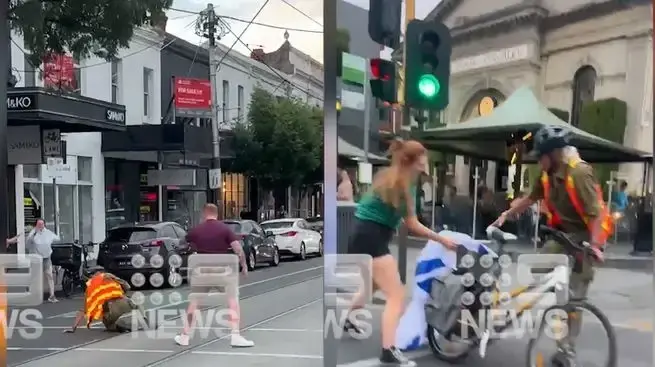 רוכב אופניים עם דגל ישראל מותקף במלבורן, אוסטרליה, 12 בנובמבר 2023 רוכב אופניים עם דגל ישראל מותקף במלבורן, אוסטרליה, 12 בנובמבר 2023