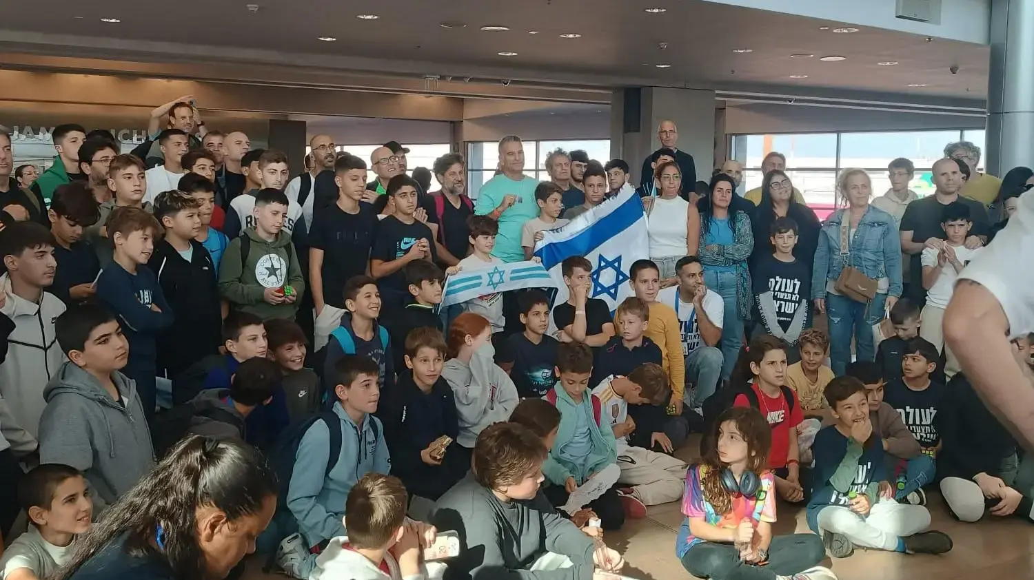 ילדי העוטף ושדרות בדרכם למשחקי נבחרת ישראל בהונגריה כחלק מפרויקט ׳ניצחון כחול לבן׳ ילדי העוטף ושדרות בדרכם למשחקי נבחרת ישראל בהונגריה כחלק מפרויקט ׳ניצחון כחול לבן׳