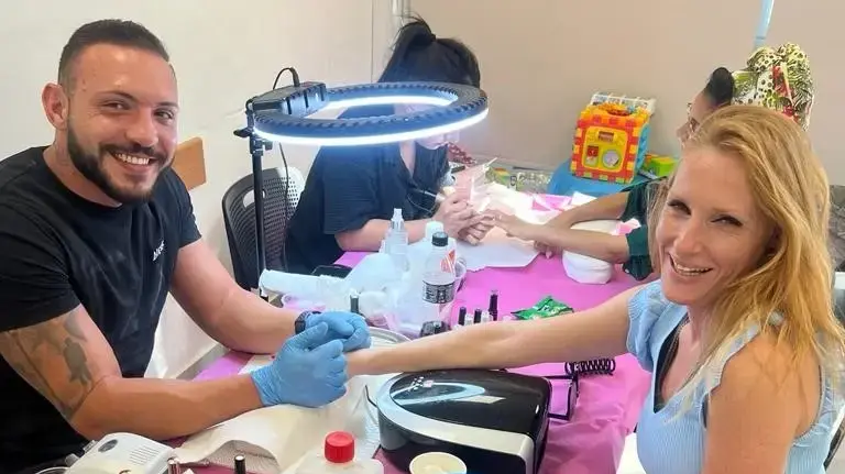 מפנק את החיילות ואת הנשים שאיבדו את יקיריהן בטבח ה-7 באוקטובר עם לק ג'ל. אלי דהן