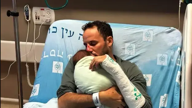 רס״ן ד"ר איתן עם בנו בבית החולים הדסה רס״ן ד"ר איתן עם בנו בבית החולים הדסה